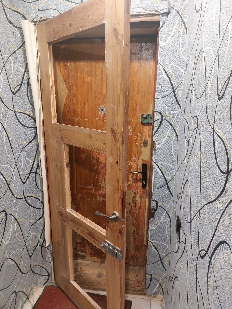 Постраждала від обстрілу родина з Харкова потребує допомоги у заміні дверей